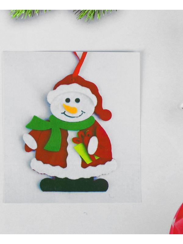 Набор для творчества - создай ёлочное украшение из фетра «Снеговик с подарком»