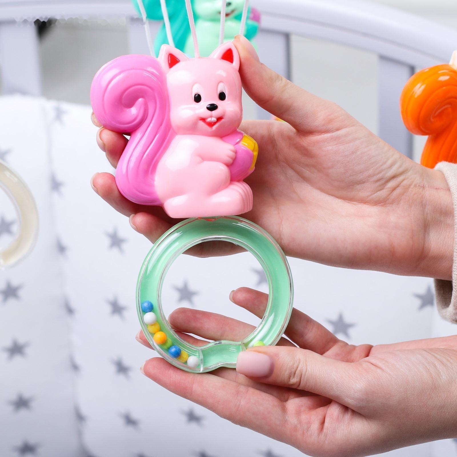 Мобиль музыкальный «Белочки на кольце», заводной, наклейка МИКС