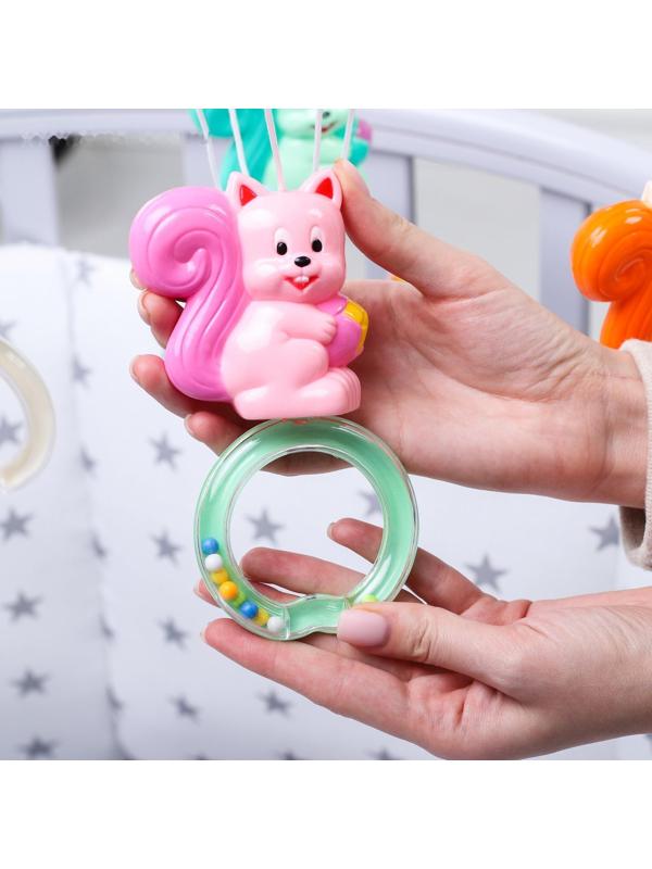 Мобиль музыкальный «Белочки на кольце», заводной, наклейка МИКС