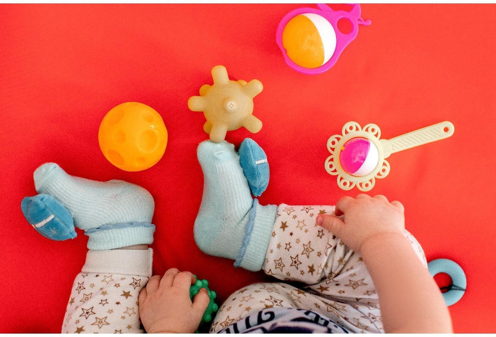 Новогодний подарочный набор для малыша: носочки погремушки + браслетики погремушки «Сказка на Новый Год», новогодняя подарочная упаковка