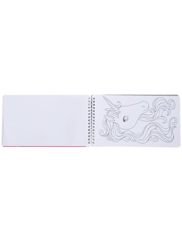 Книга с наклейками и трафаретами «Альбом дизайнера. Волшебные единороги»