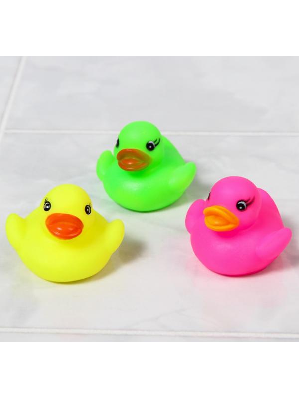 Набор игрушек для игры в ванне «Цветные уточки»: мыльница + игрушки 3 шт. 14см