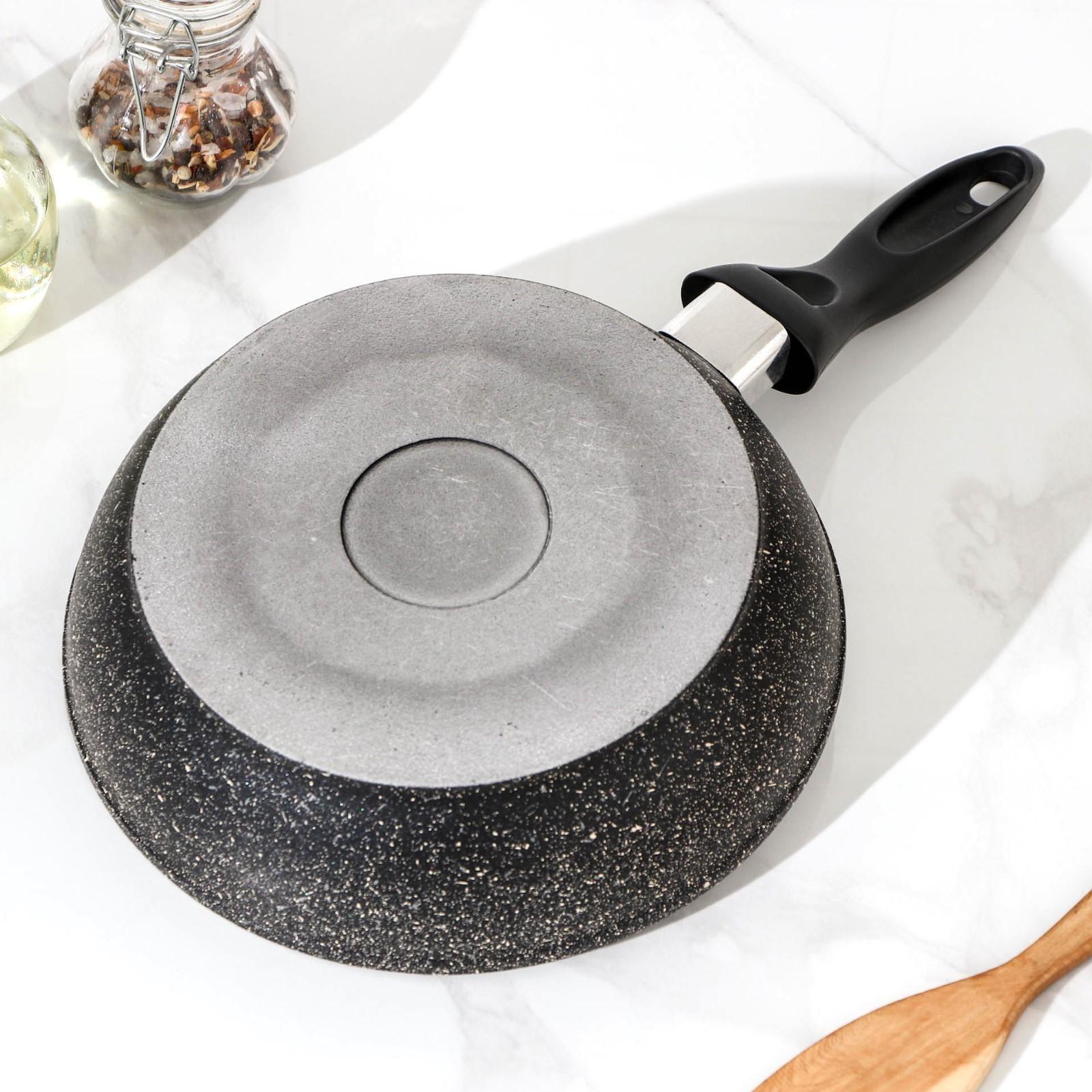 Сковорода «Алёна», d=20 см, пластиковая ручка, антипригарное покрытие, цвет тёмно-серый
