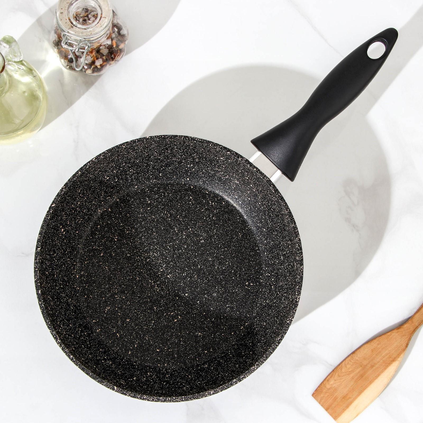 Сковорода «Алёна», d=20 см, пластиковая ручка, антипригарное покрытие, цвет тёмно-серый