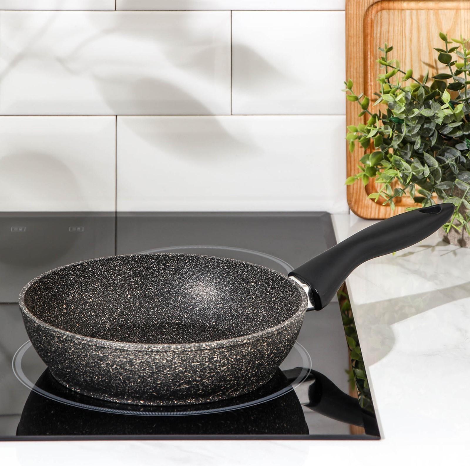 Сковорода «Алёна», d=20 см, пластиковая ручка, антипригарное покрытие, цвет тёмно-серый