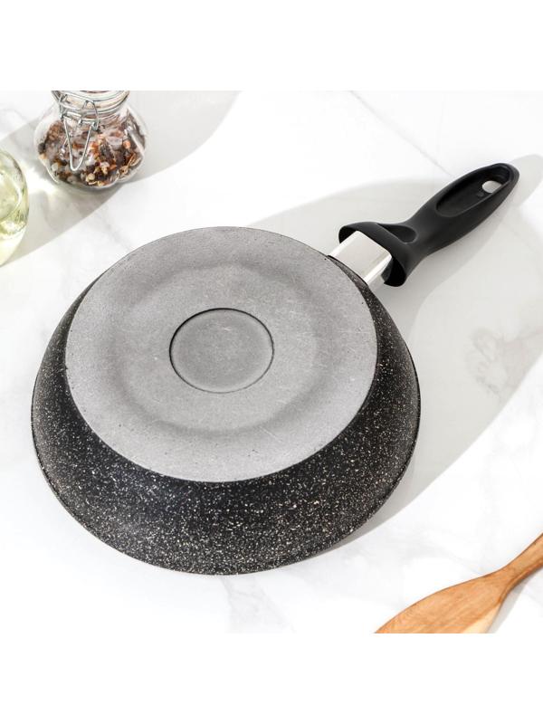Сковорода «Алёна», d=20 см, пластиковая ручка, антипригарное покрытие, цвет тёмно-серый