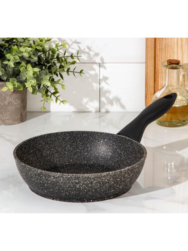 Сковорода «Алёна», d=20 см, пластиковая ручка, антипригарное покрытие, цвет тёмно-серый