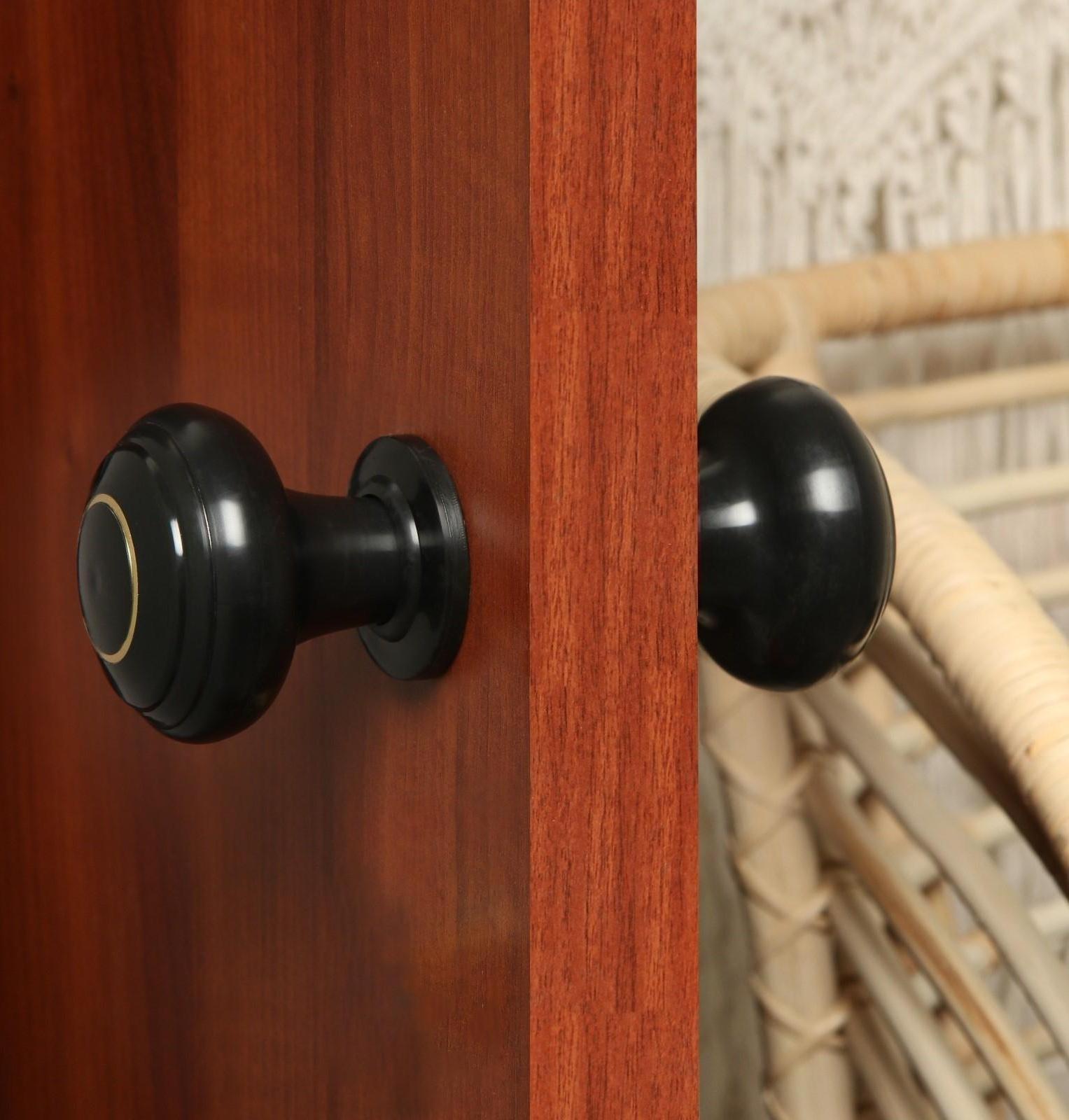 Ручка дверная пластмассовая, d=70, черная с узором