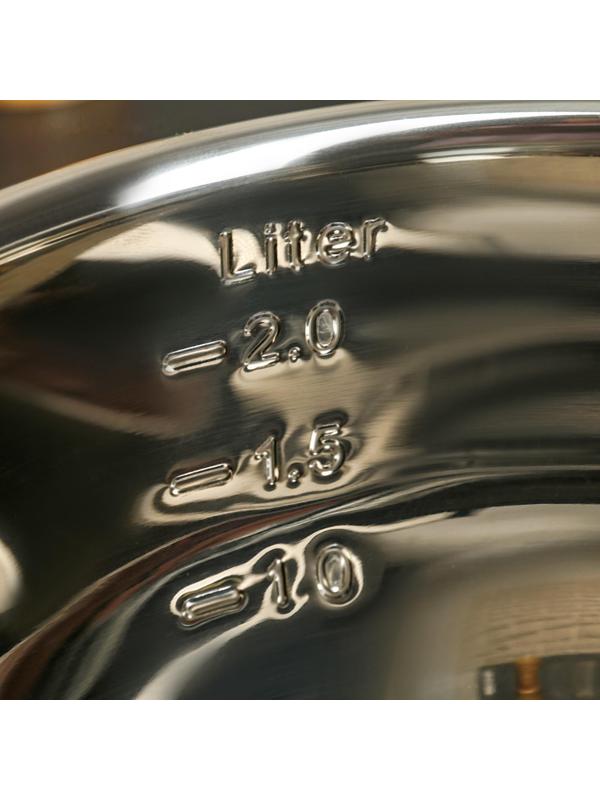 Миска из нержавеющей стали, 2,5 л, 23,5×20,5×11,5 см, с противоскользящим дном и мерной шкалой, силиконовая ручка