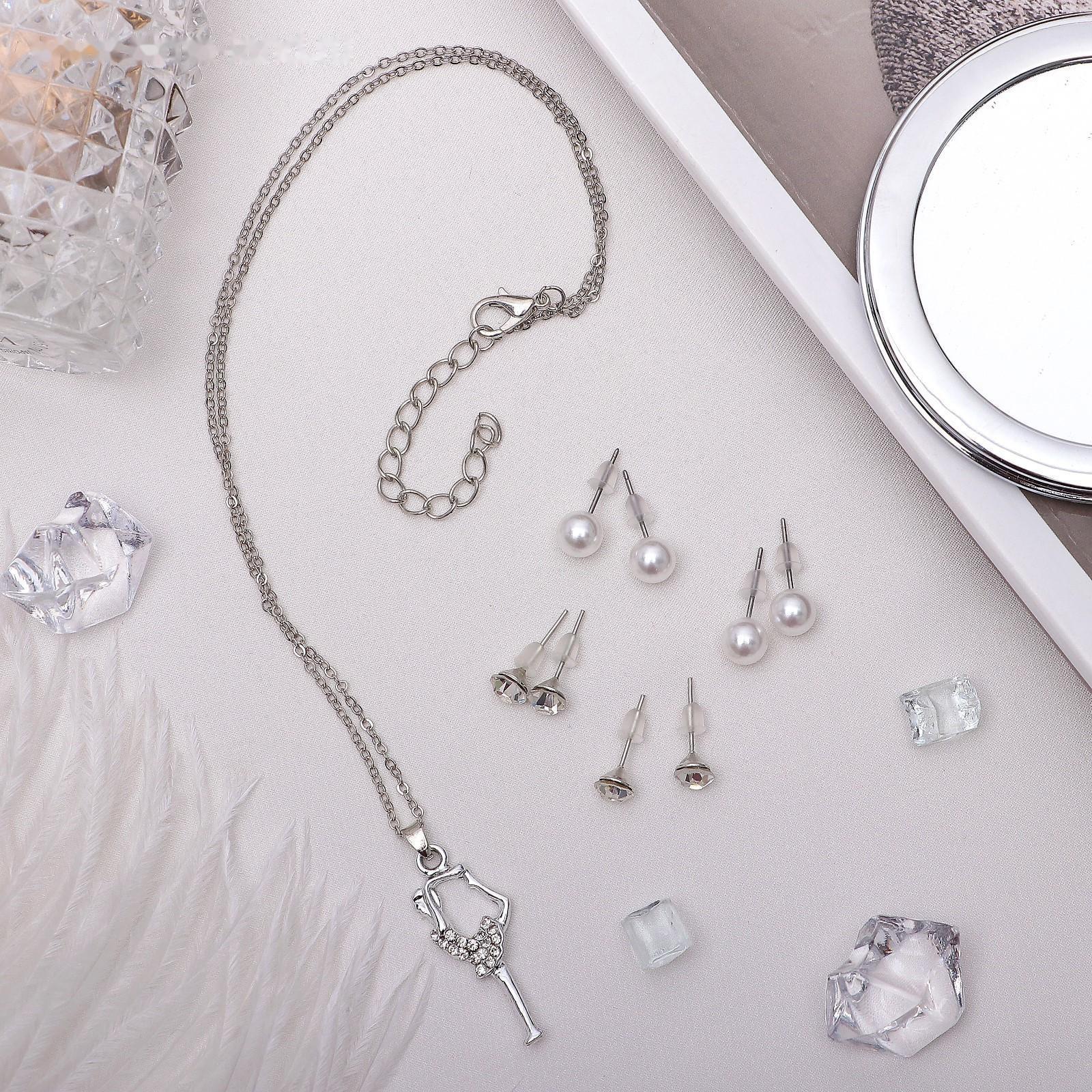 Гарнитур 5 предметов: 4 пары пуссет, кулон 