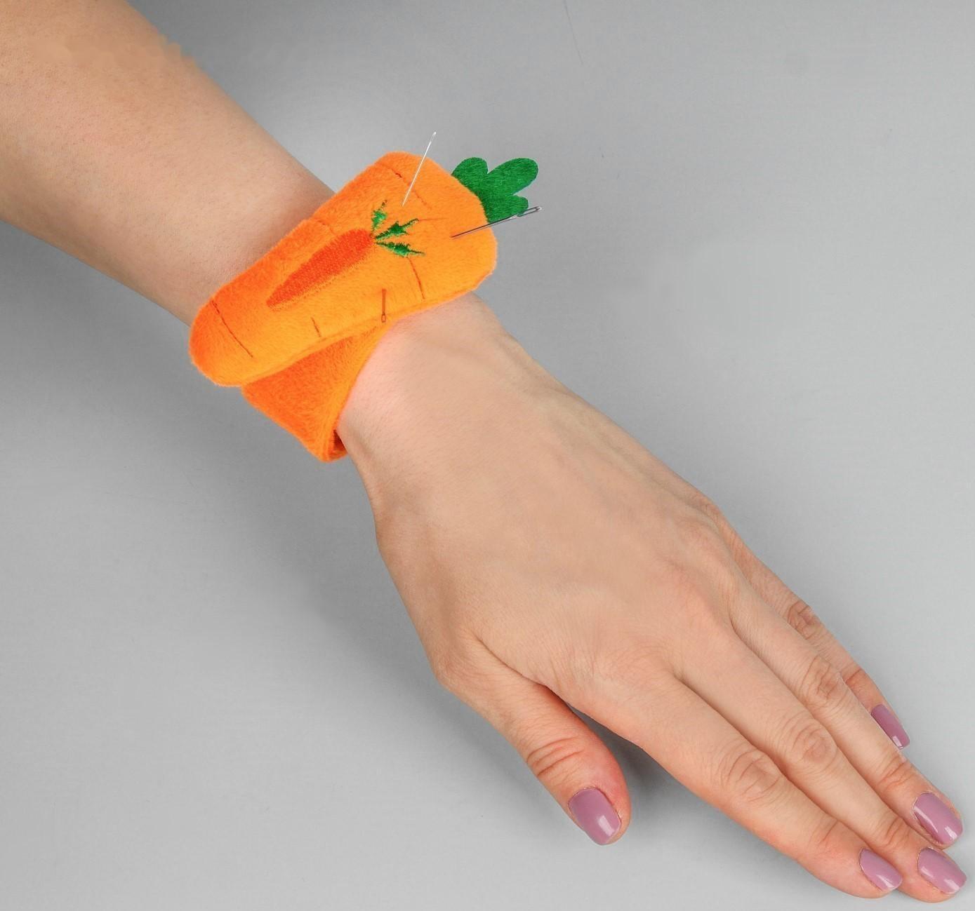 Игольница на браслете «Морковка», 23 × 4,5 см, цвет оранжевый