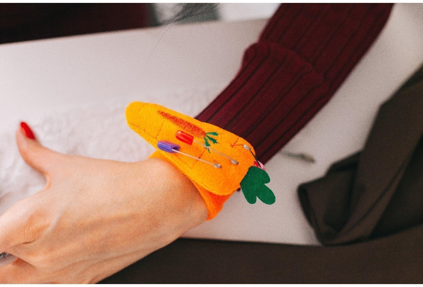 Игольница на браслете «Морковка», 23 × 4,5 см, цвет оранжевый