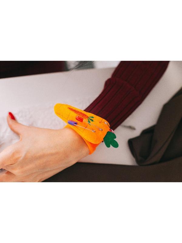 Игольница на браслете «Морковка», 23 × 4,5 см, цвет оранжевый