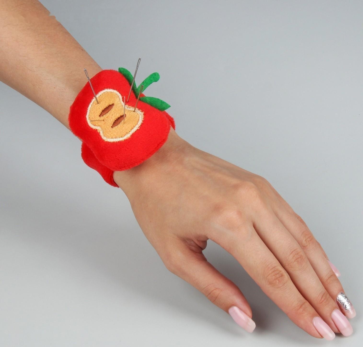 Игольница на браслете «Яблоко», 23 × 6,5 см, цвет красный