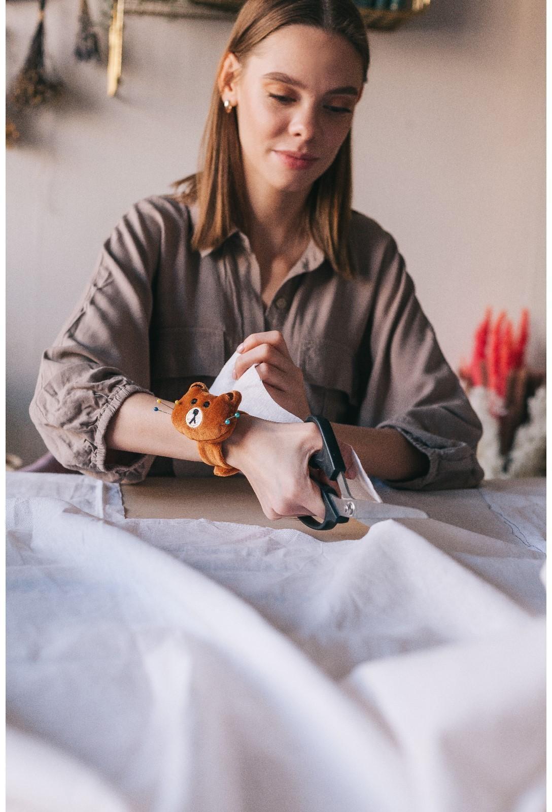 Игольница на браслете «Мишка», 23 × 6,5 см, цвет коричневый