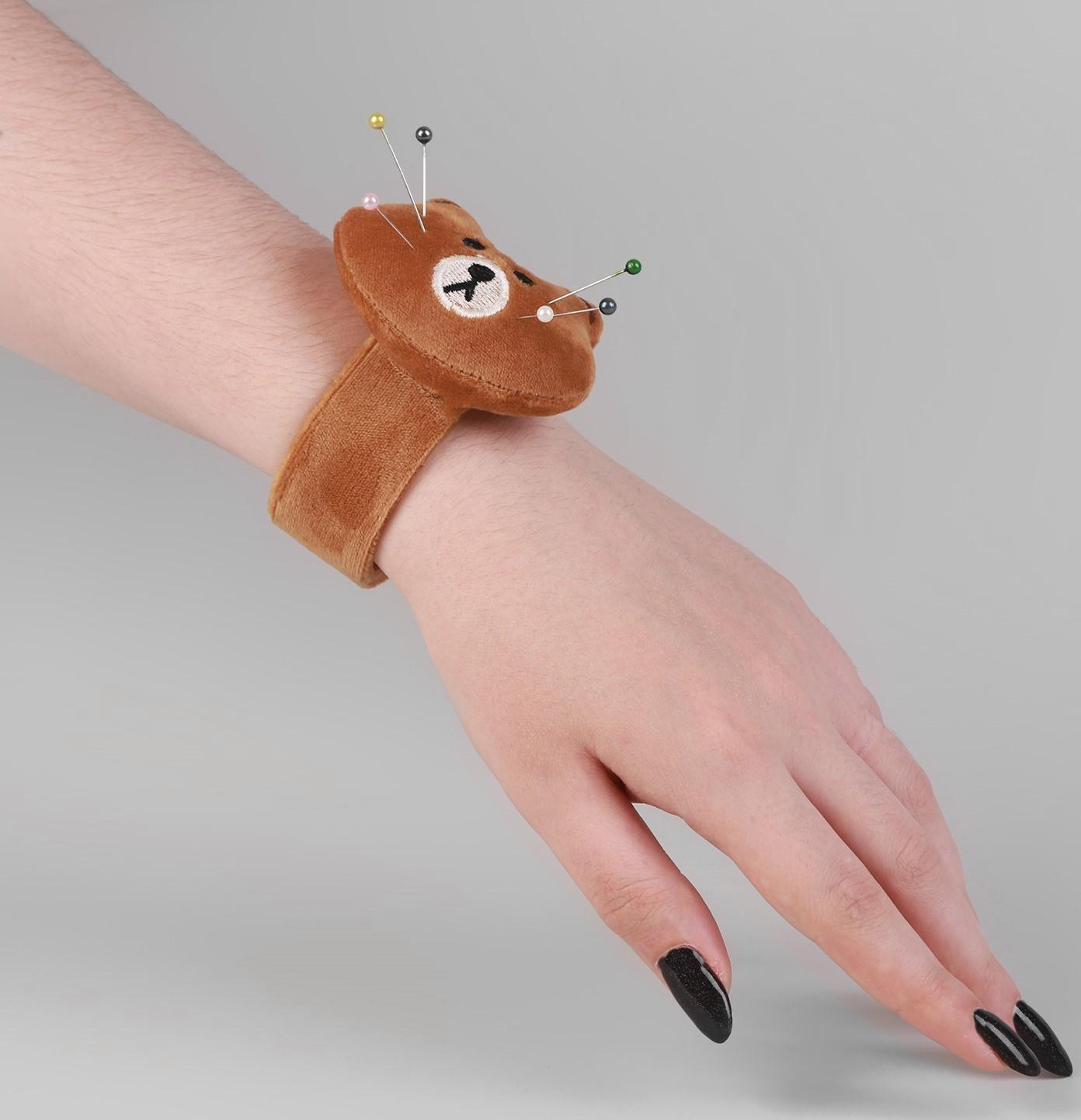 Игольница на браслете «Мишка», 23 × 6,5 см, цвет коричневый