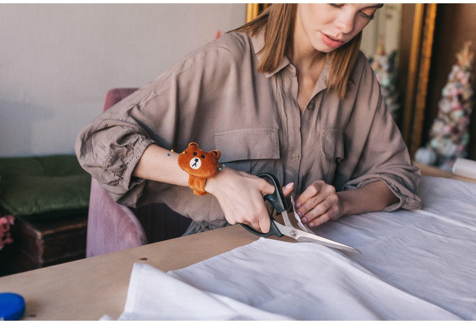 Игольница на браслете «Мишка», 23 × 6,5 см, цвет коричневый