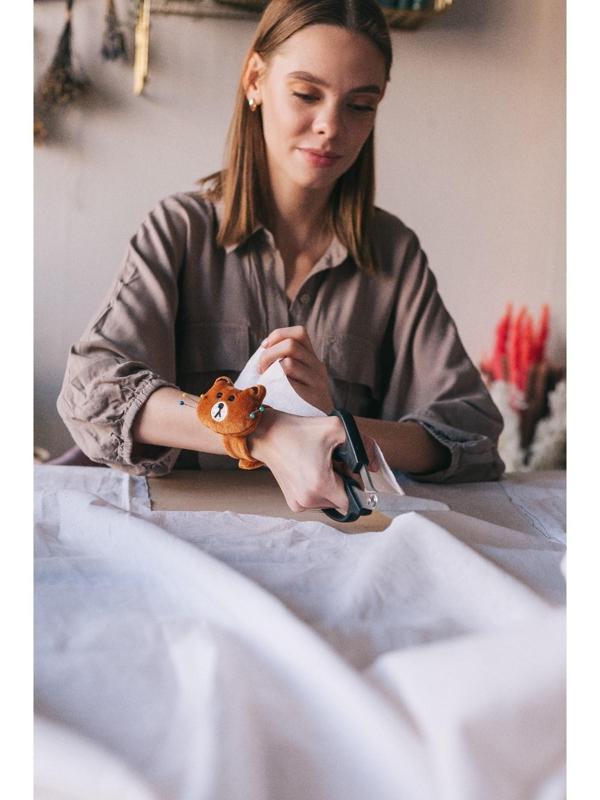 Игольница на браслете «Мишка», 23 × 6,5 см, цвет коричневый