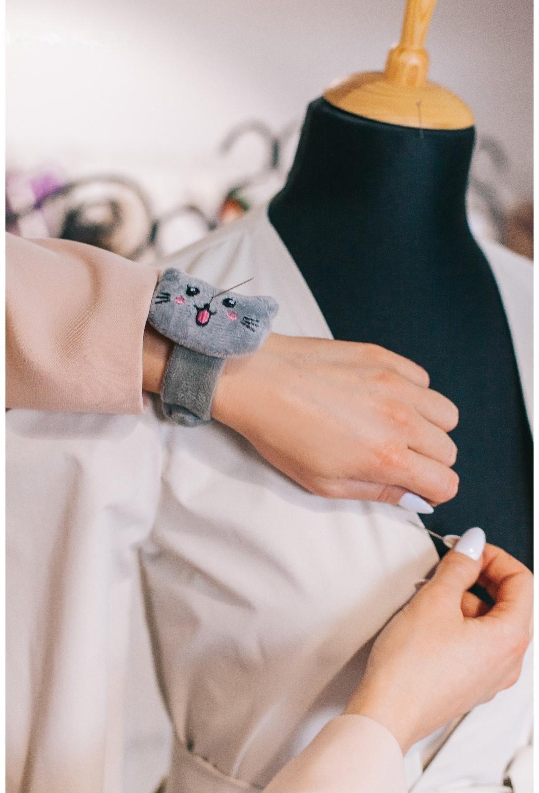 Игольница на браслете «Кошка», 23 × 6,5 см, цвет серый