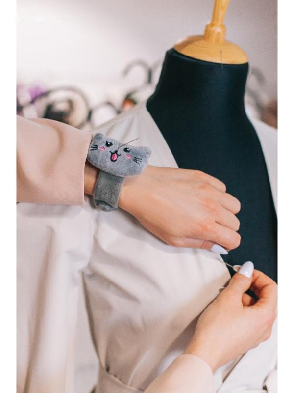 Игольница на браслете «Кошка», 23 × 6,5 см, цвет серый