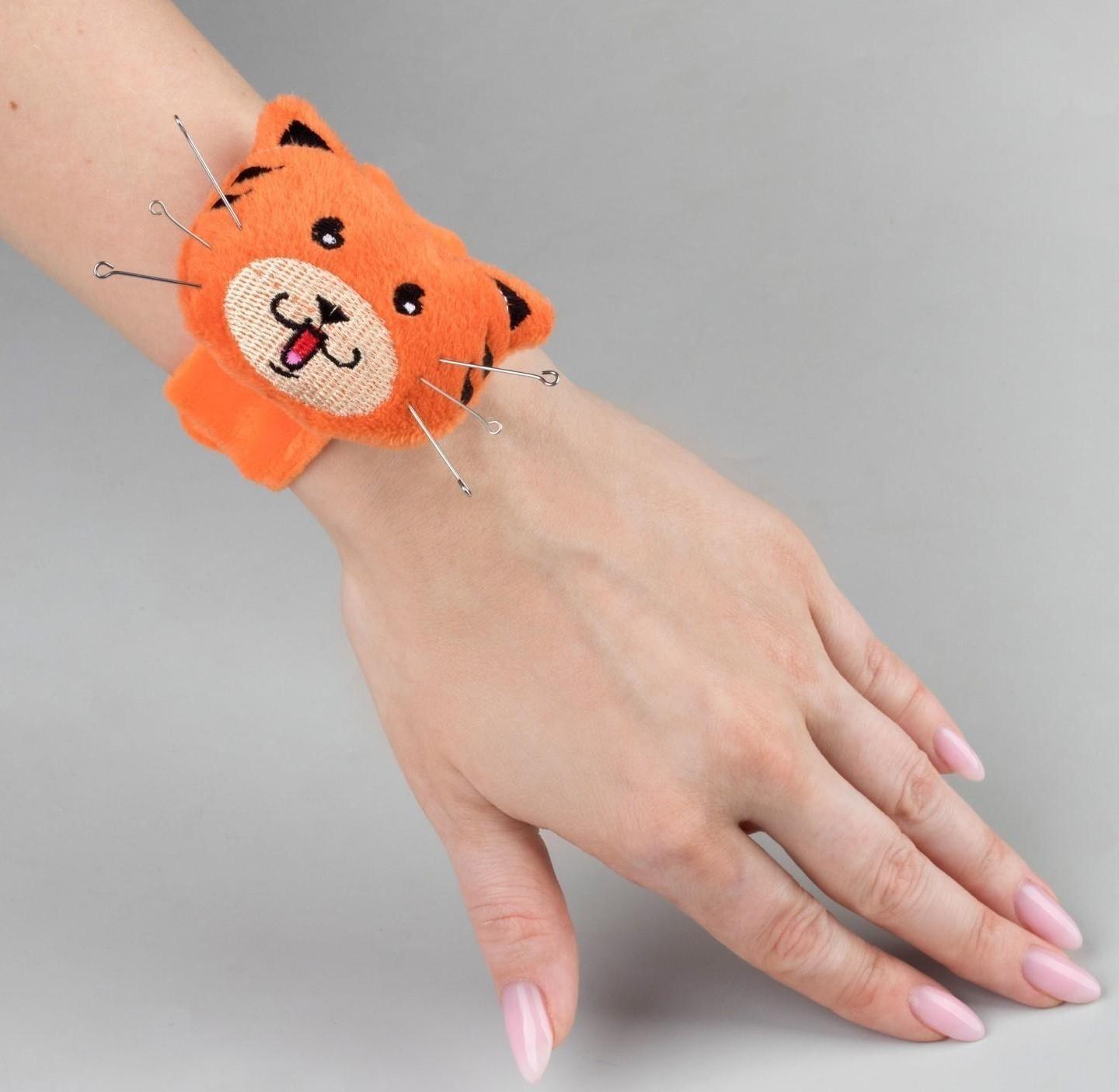 Игольница на браслете «Тигра», 23 × 6,5 см, цвет оранжевый