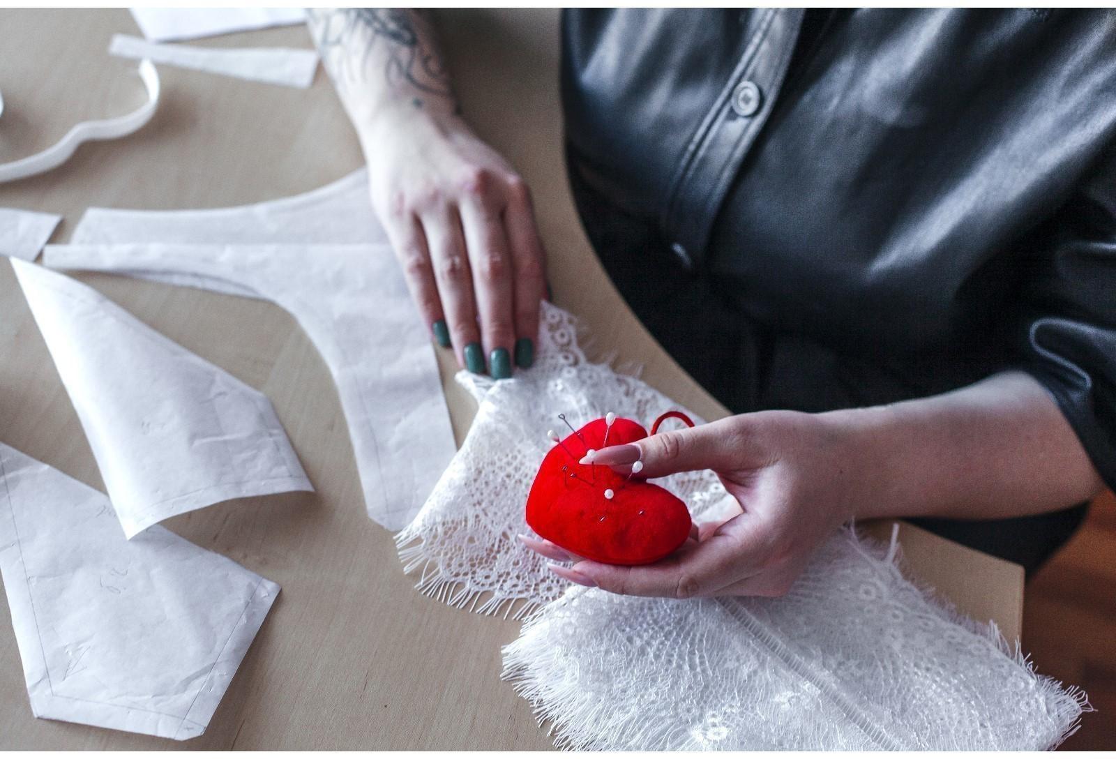 Игольница с петлёй «Сердце», цвет красный