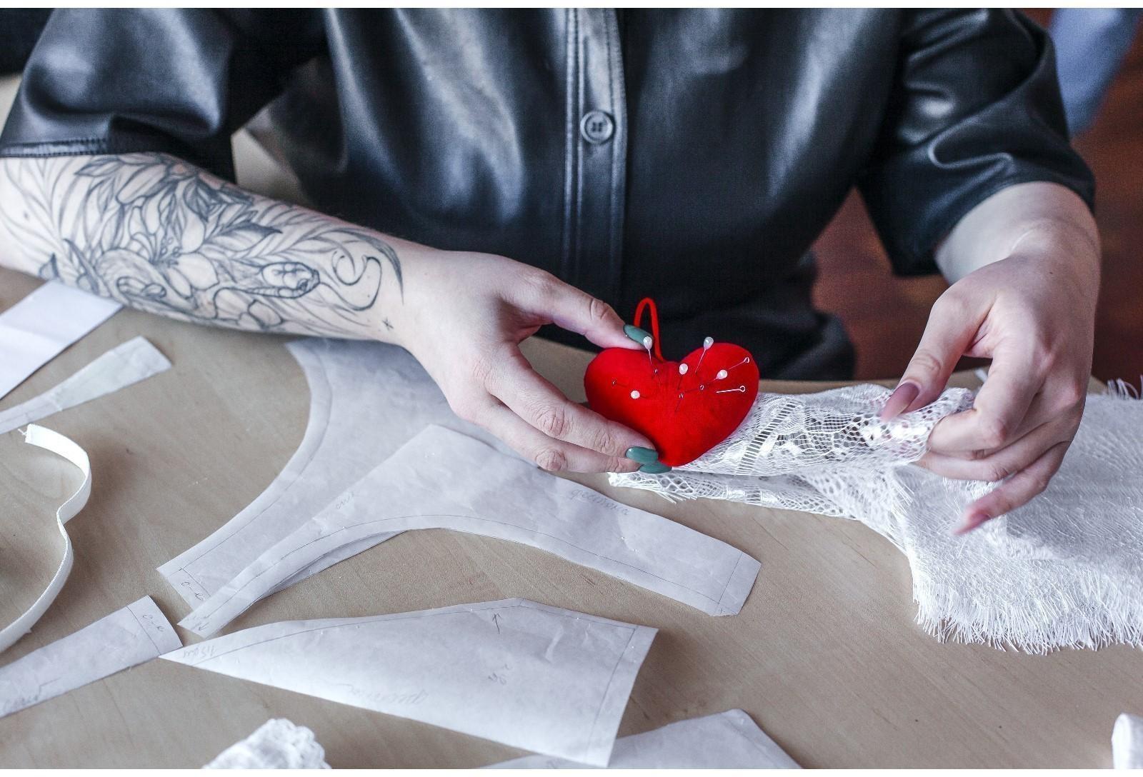 Игольница с петлёй «Сердце», цвет красный