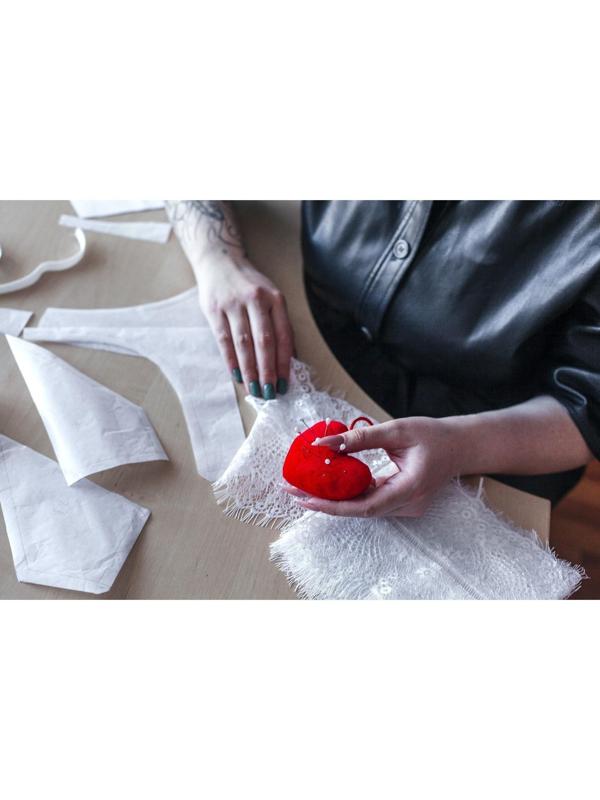 Игольница с петлёй «Сердце», цвет красный