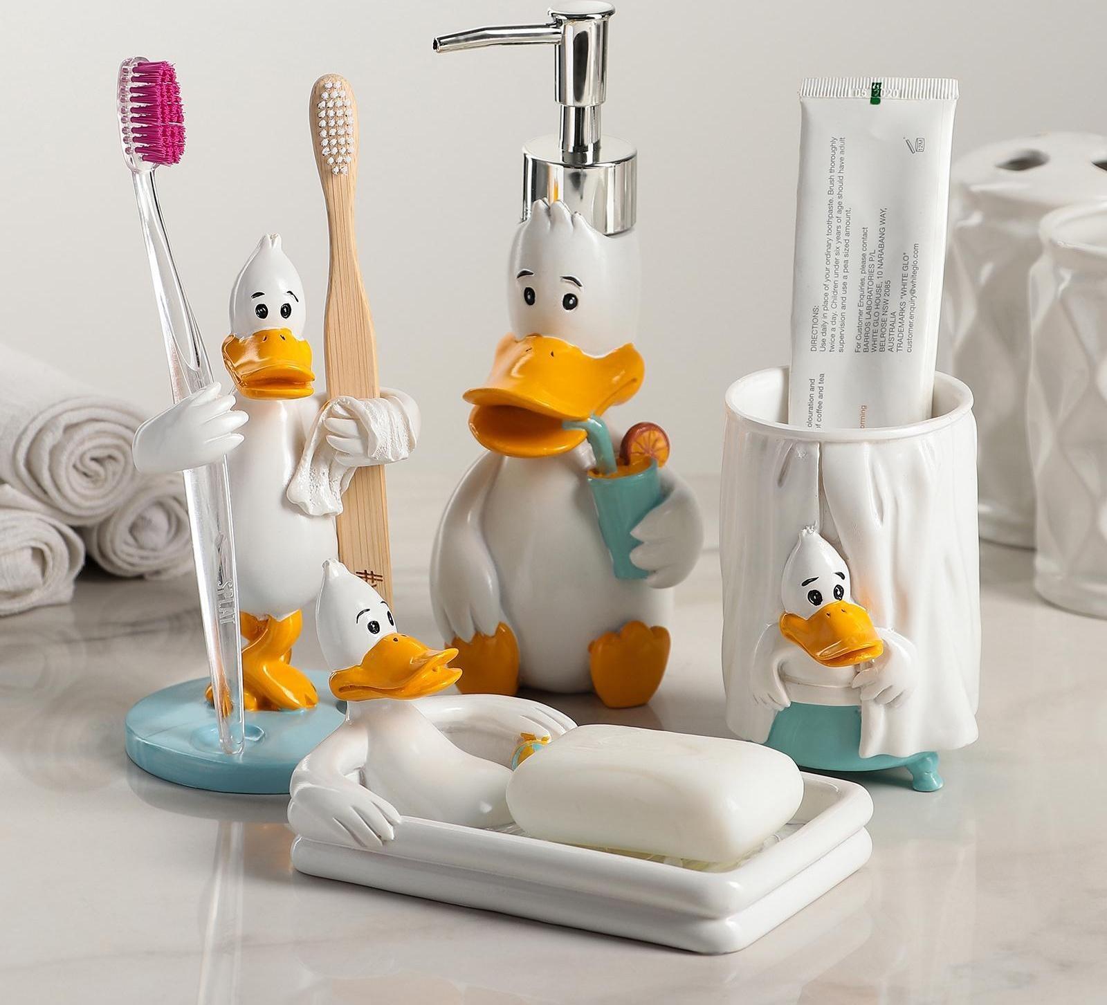 Набор аксессуаров для ванной комнаты «Утиные истории», 4 предмета (дозатор 200 мл, мыльница, стакан, подставка для щёток)