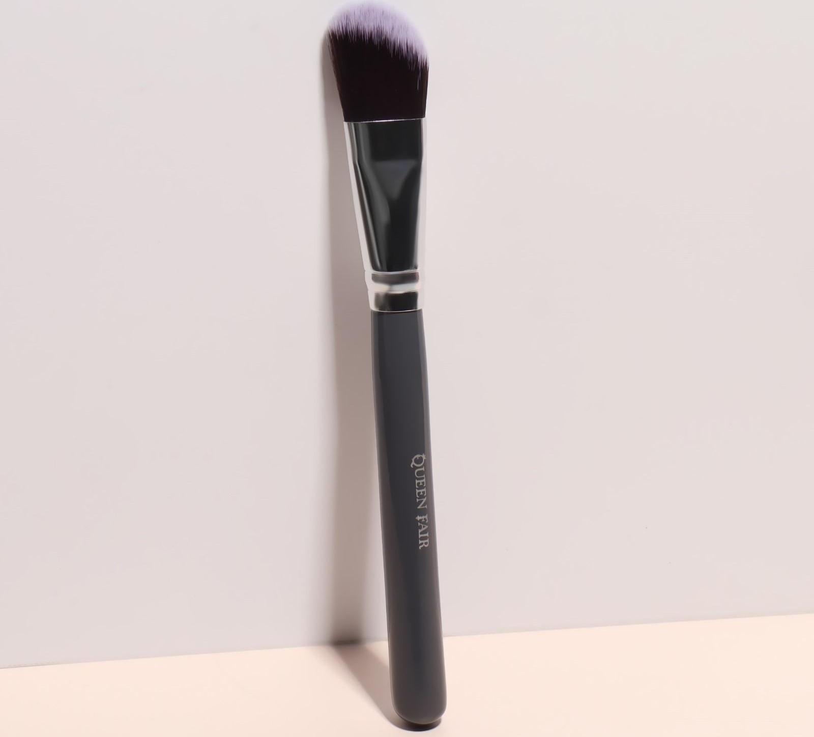 Кисть для макияжа «Brush GRAPHITE», 17,5 см, цвет тёмно-серый/серебристый