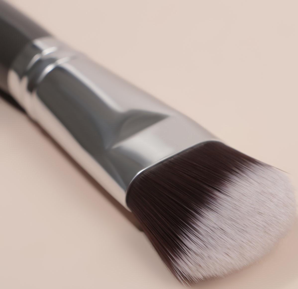 Кисть для макияжа «Brush GRAPHITE», 17,5 см, цвет тёмно-серый/серебристый