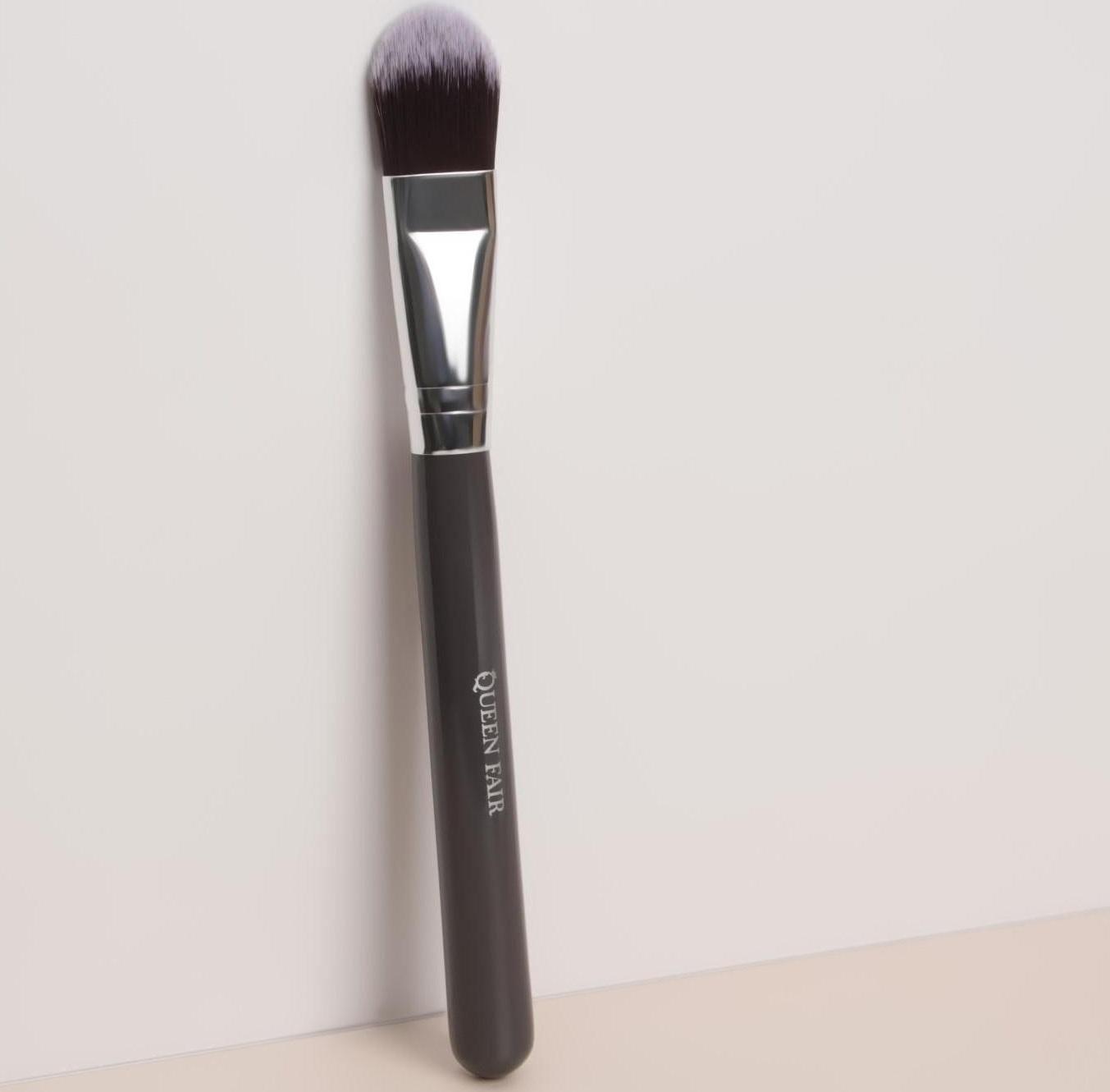 Кисть для макияжа «Brush GRAPHITE», 17 см, цвет тёмно-серый/серебристый