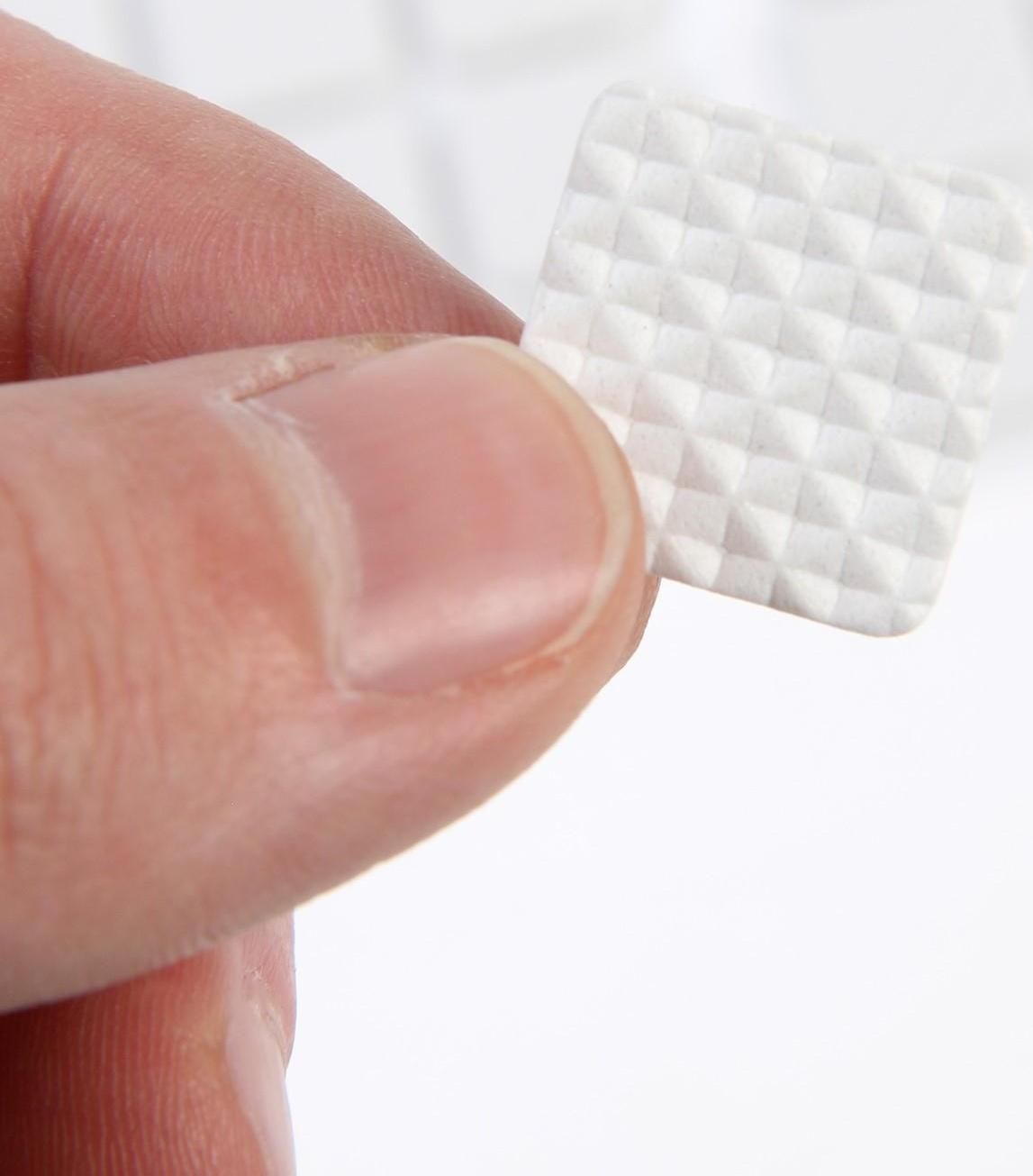 Накладка мебельная квадратная ТУНДРА, размер 18 х 18 мм, 32 шт., полимерная, цвет белый