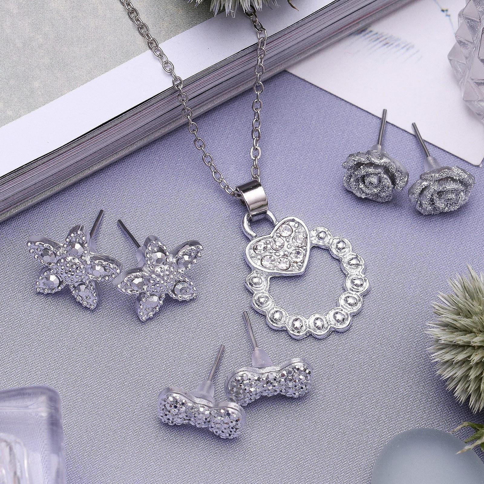 Гарнитур 4 предмета: серьги (3 пары), кулон 