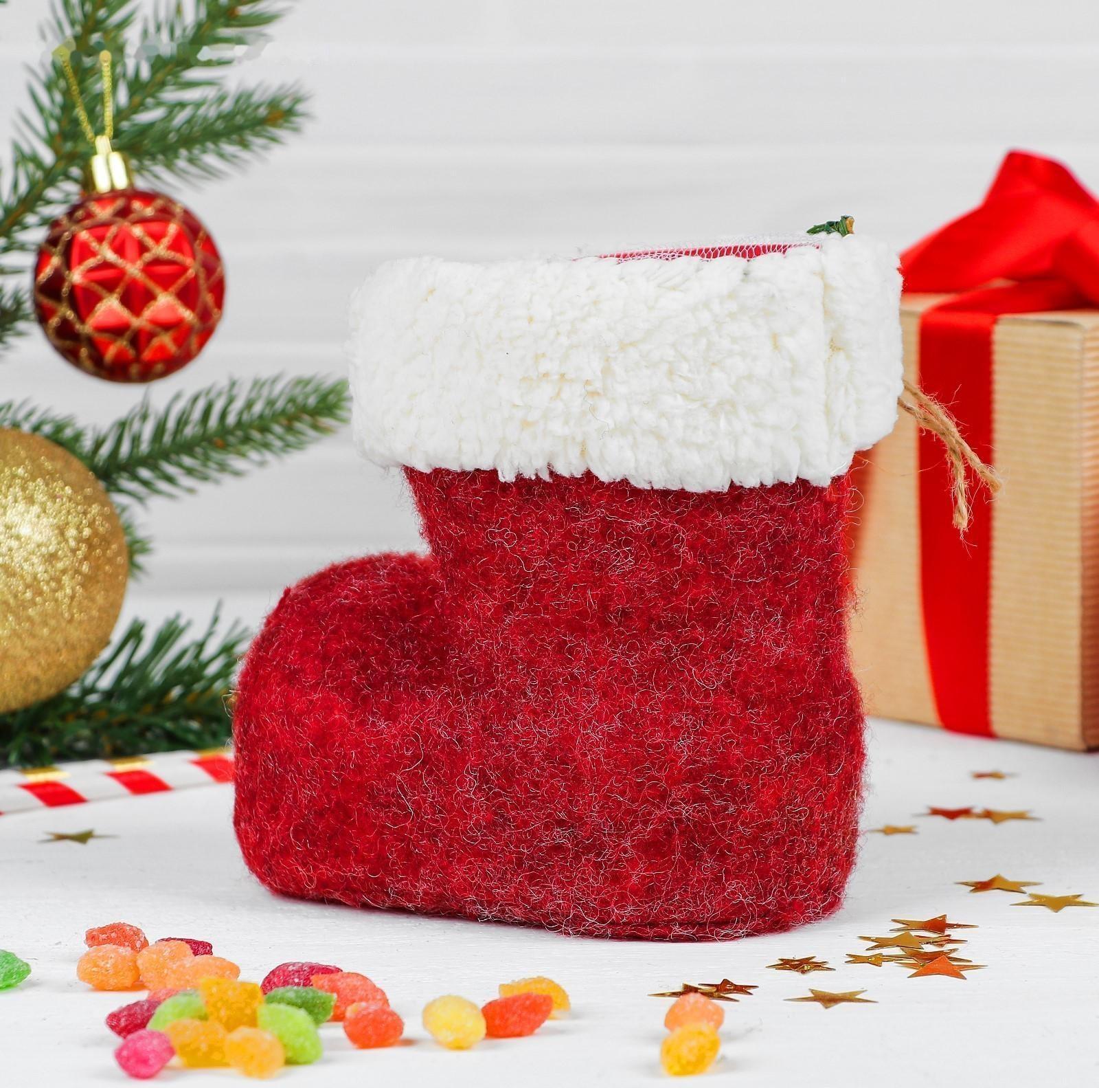 Конфетница «Сапожок», с веточкой, на завязке, вместимость 400 г, цвет красный