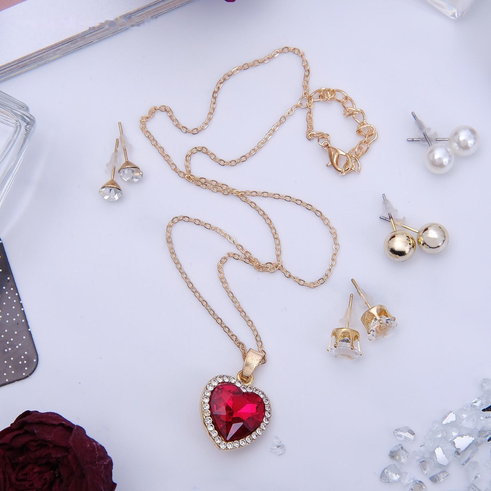 Гарнитур 5 предметов: 4 пары пуссет, кулон 