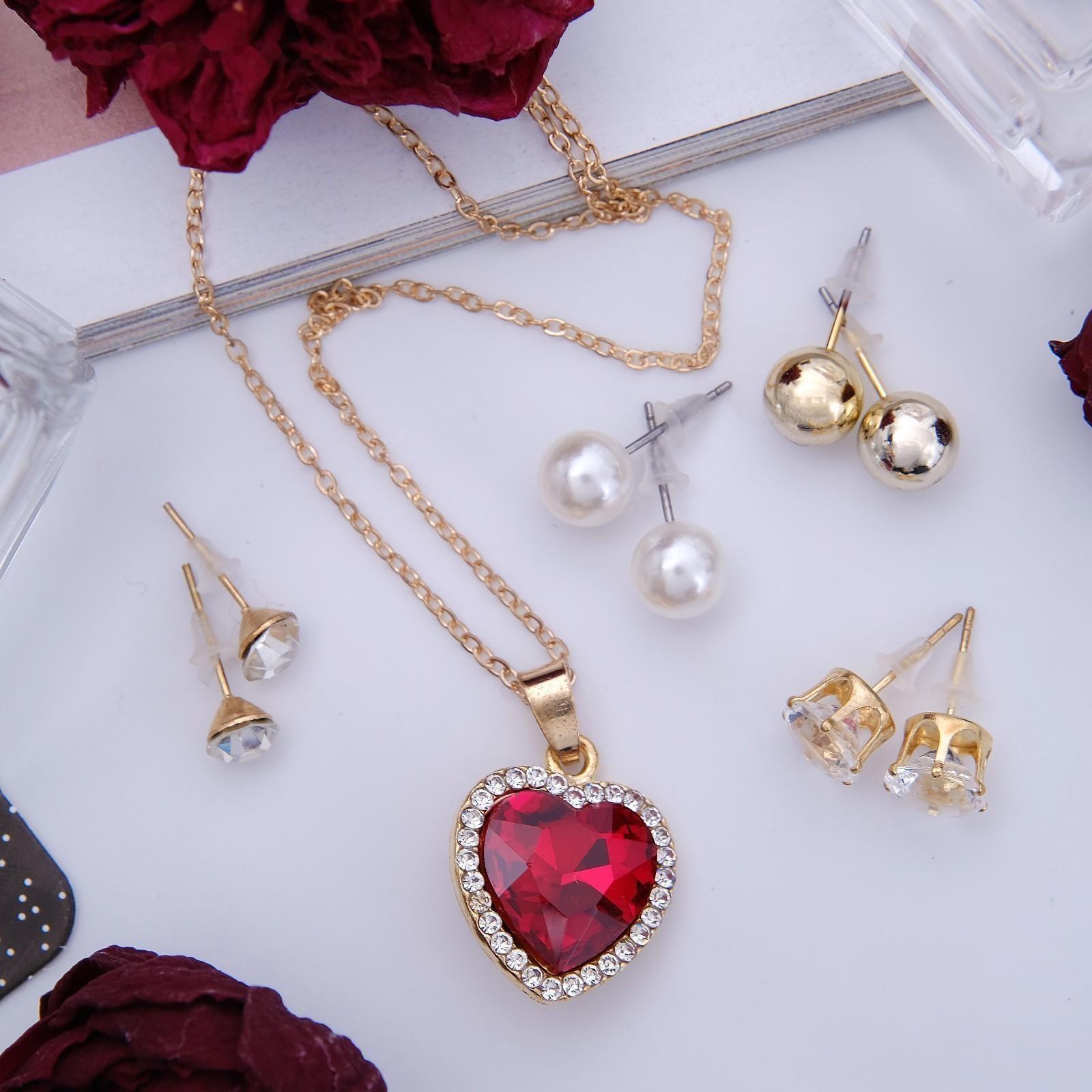 Гарнитур 5 предметов: 4 пары пуссет, кулон 