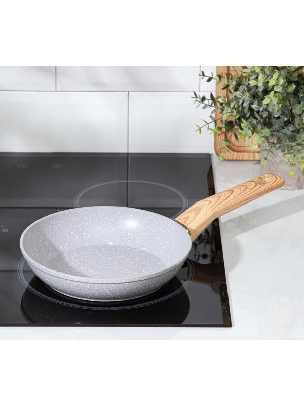 Сковорода кованая Magistro Natural, d=20 см, ручка soft-touch, антипригарное покрытие, индукция, цвет серый
