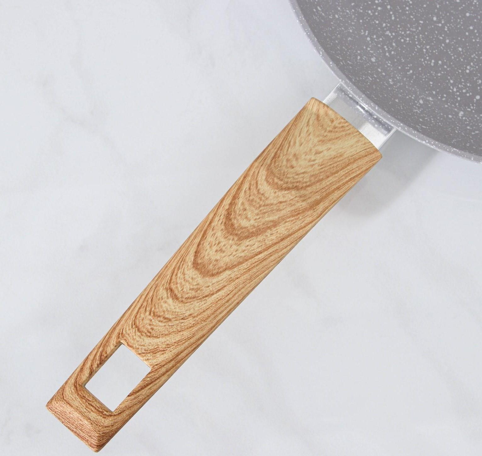 Сковорода кованая Magistro Natural, d=24 см, ручка soft-touch, индукция, антипригарное покрытие, цвет серый