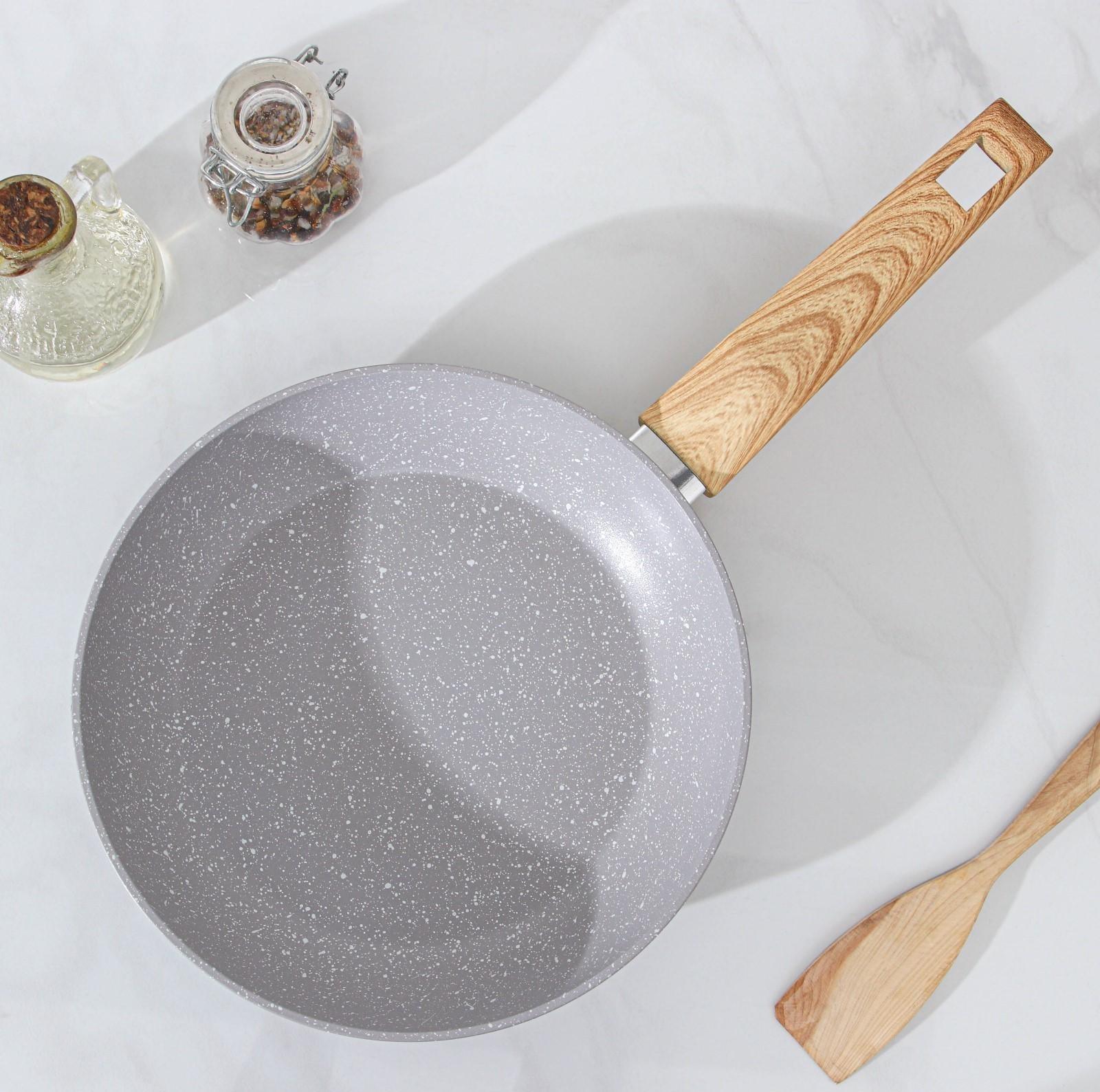 Сковорода кованая Magistro Natural, d=24 см, ручка soft-touch, индукция, антипригарное покрытие, цвет серый