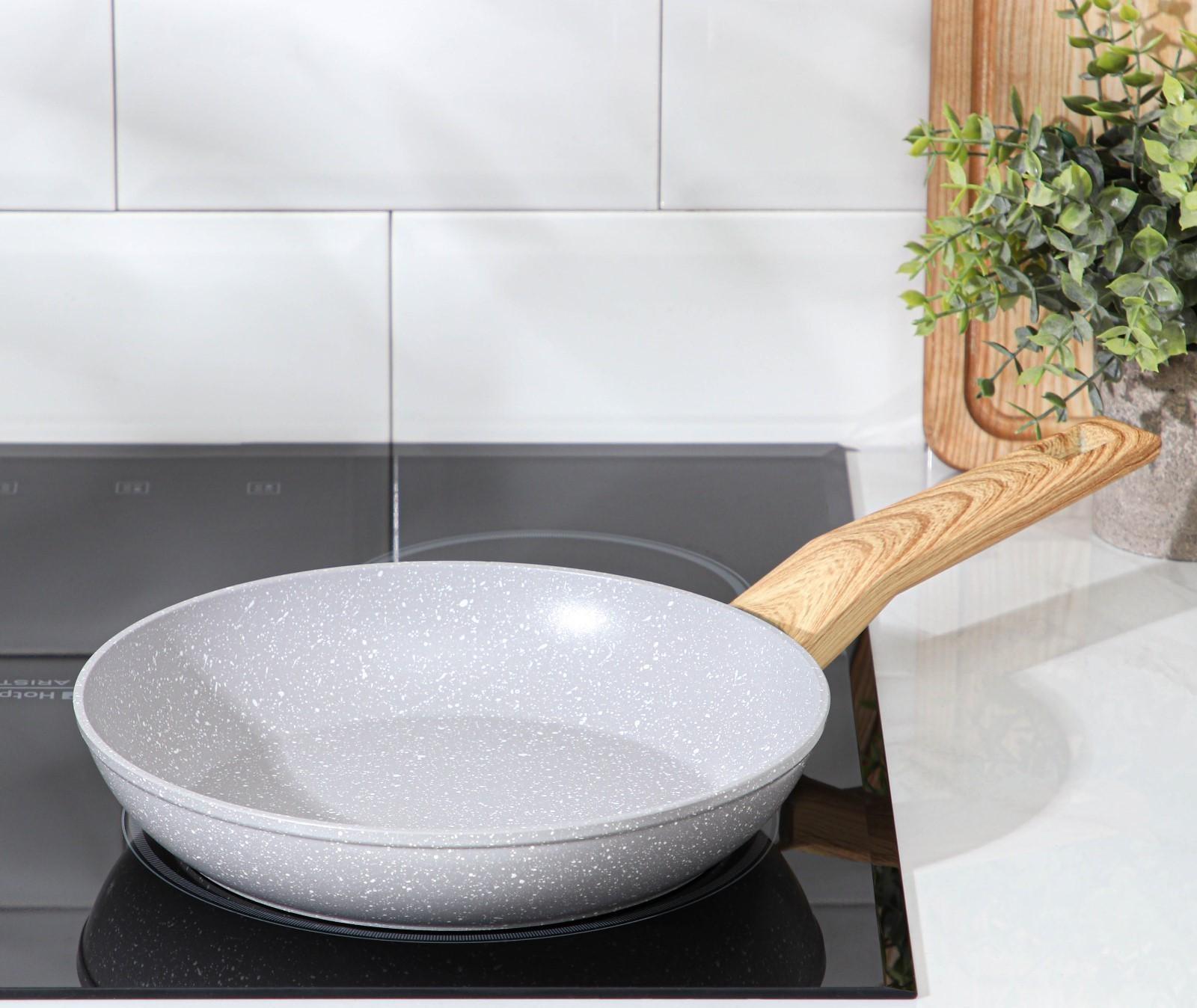 Сковорода кованая Magistro Natural, d=24 см, ручка soft-touch, индукция, антипригарное покрытие, цвет серый