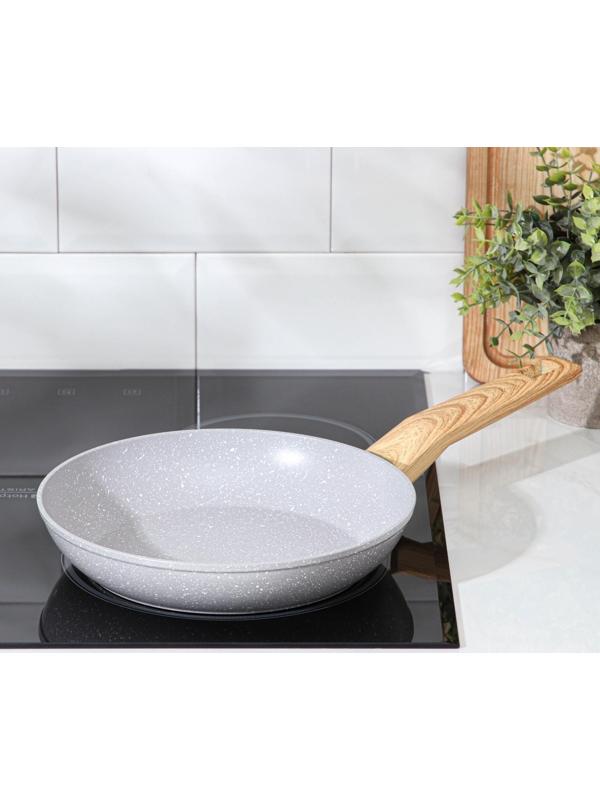 Сковорода кованая Magistro Natural, d=24 см, ручка soft-touch, индукция, антипригарное покрытие, цвет серый