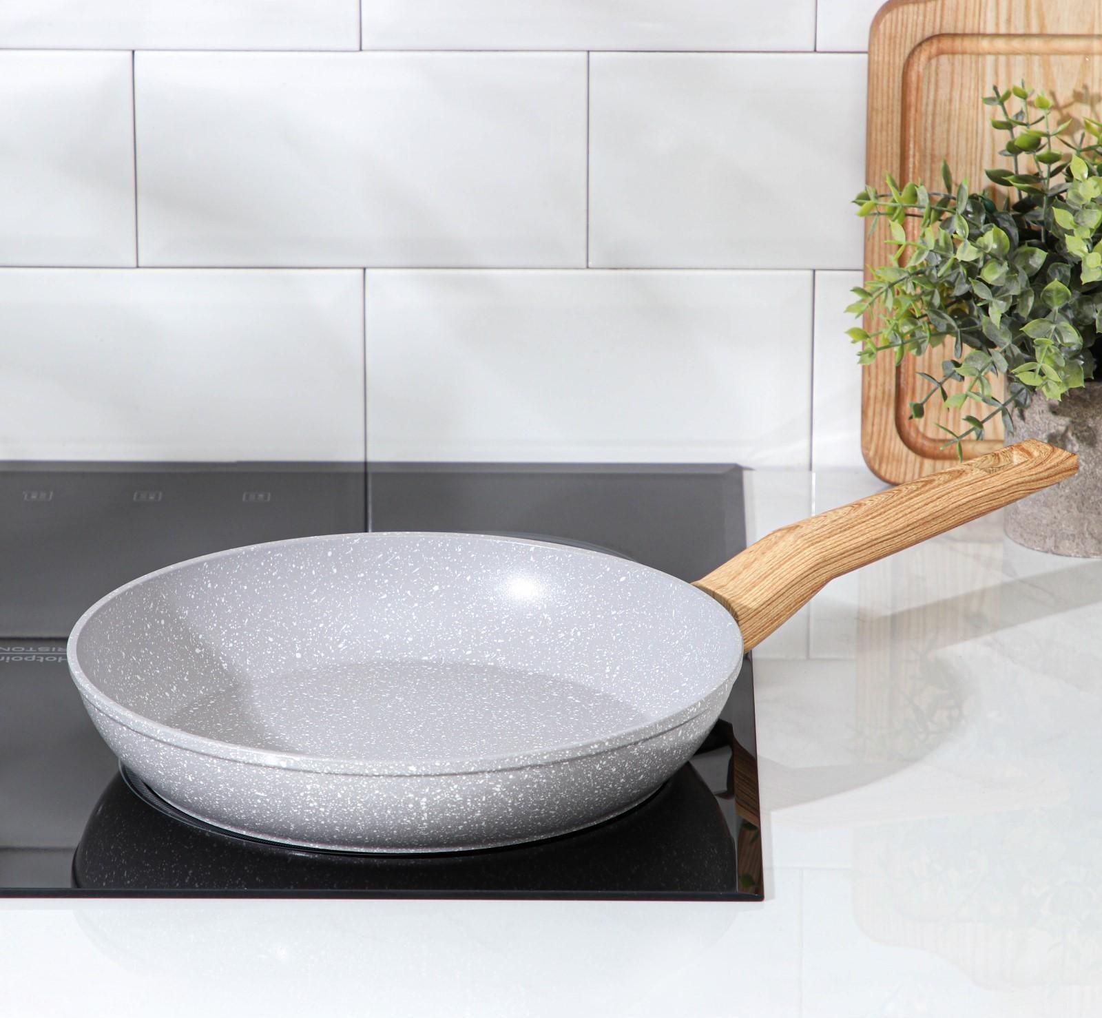 Сковорода кованая Magistro Natural, d=26 см, ручка soft-touch, антипригарное покрытие, индукция, цвет серый