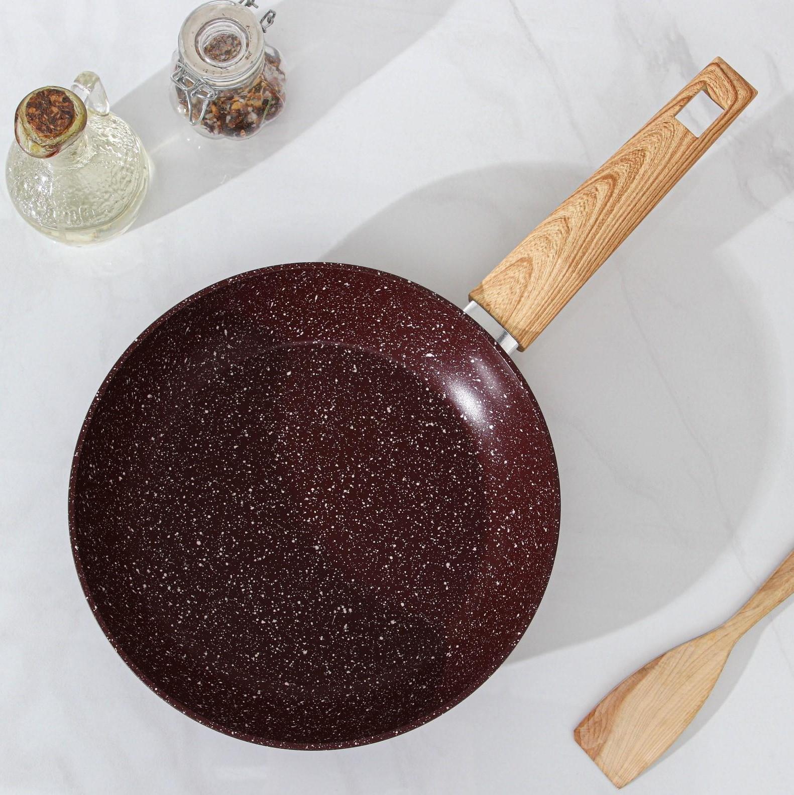 Сковорода кованая Magistro Natural. Brown, d=24 см, ручка soft-touch, антипригарное покрытие, индукция, цвет коричневый