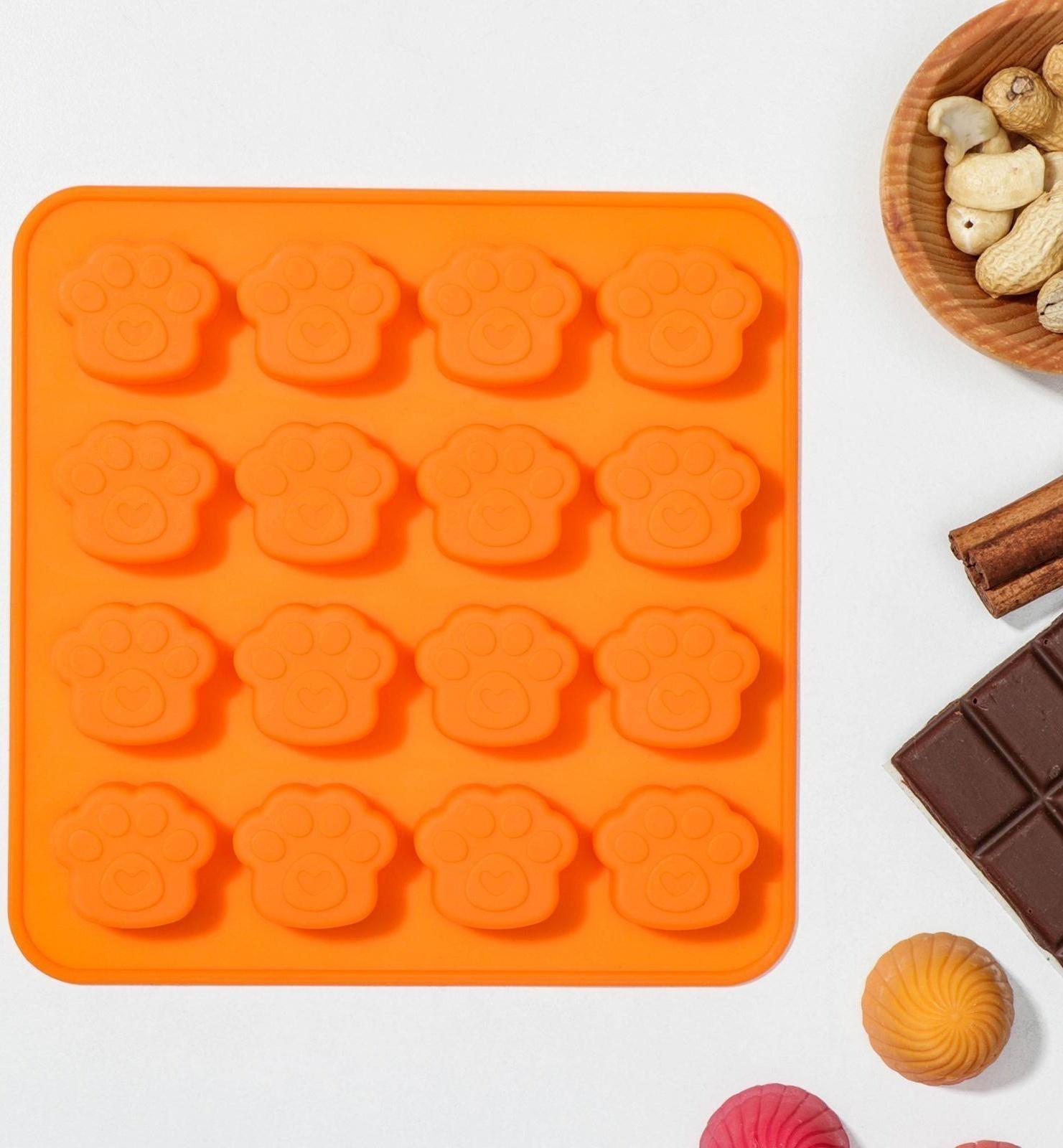 Форма для льда и кондитерских украшений Доляна «Лапки», 16×15,5 см, силикон, 16 ячеек (3×2,7×0,5 см), цвет МИКС