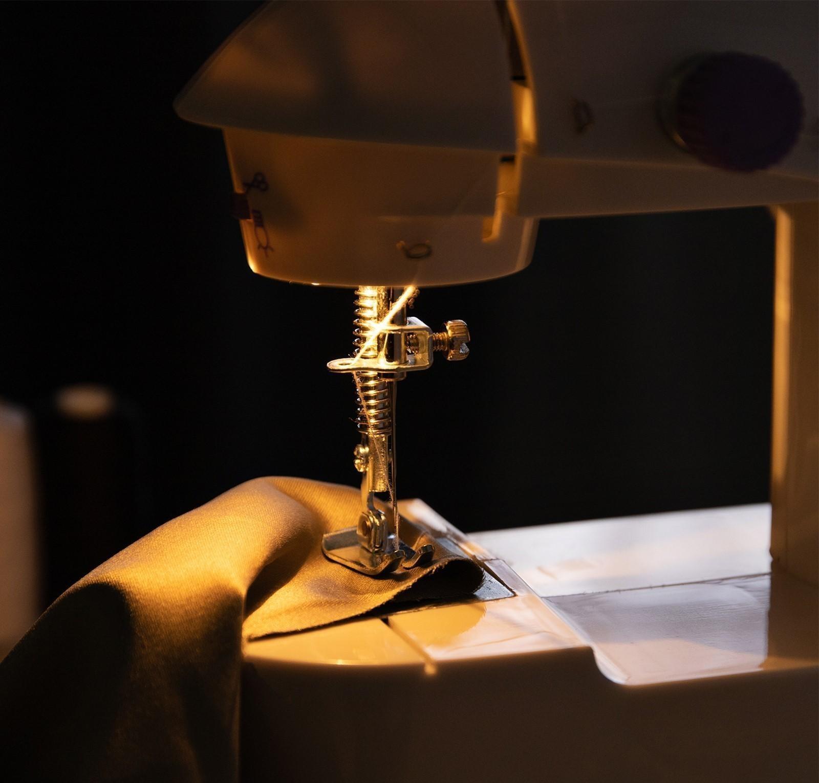 Швейная машинка Luazon LSH-03, 6 Вт, полуавтомат, 2 скорости, 4xАА или 220 В, белая