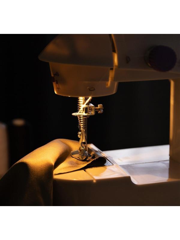 Швейная машинка Luazon LSH-03, 6 Вт, полуавтомат, 2 скорости, 4xАА или 220 В, белая