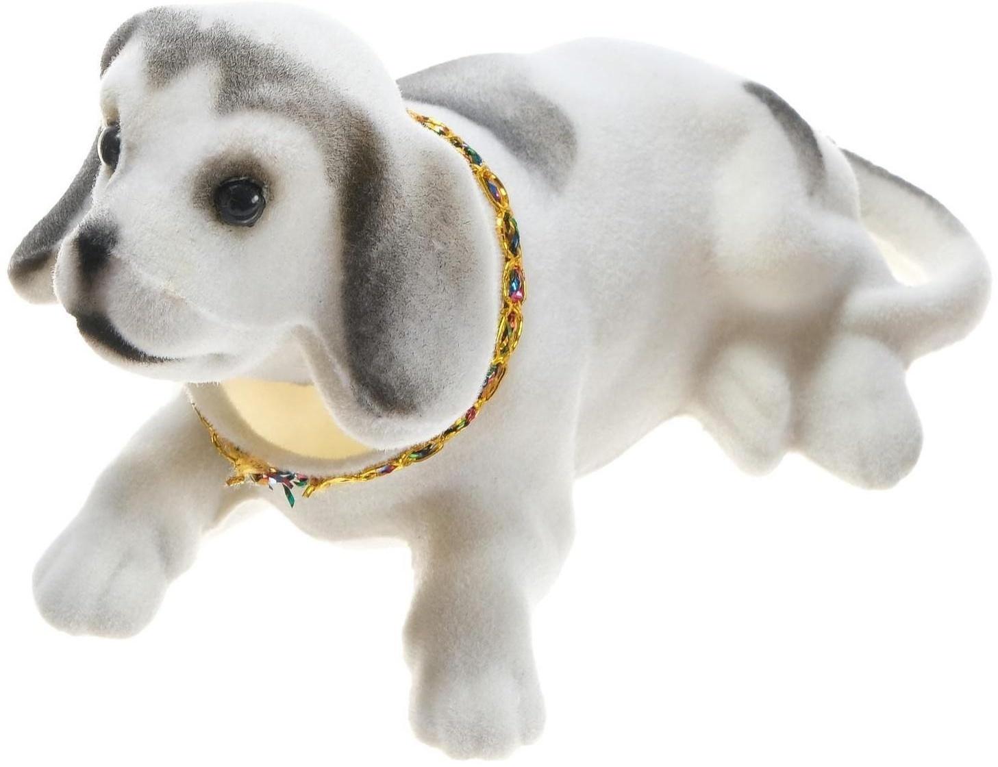 Собака на панель авто, качающая головой, большая, белый окрас