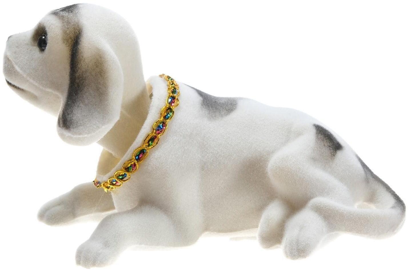 Собака на панель авто, качающая головой, большая, белый окрас