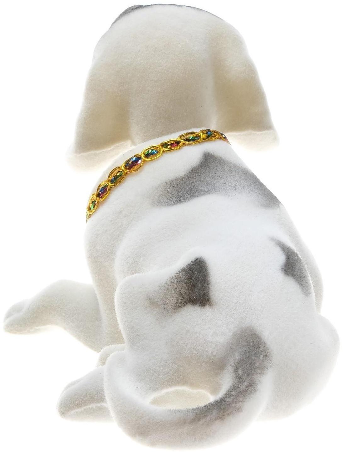 Собака на панель авто, качающая головой, большая, белый окрас